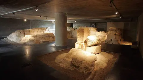 A escasos metros de la Catedral, bajo la calle Obispo Almarcha número 5, se esconde uno de los espacios más fascinantes del patrimonio arqueológico leonés: la cripta de Puerta Obispo. Allí, a varios metros bajo el nivel actual de la ciudad, reposan los restos de la Porta Principalis Sinistra, una de las cuatro puertas del campamento romano fundado en el siglo I d. C.