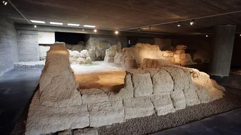 A escasos metros de la Catedral, bajo la calle Obispo Almarcha número 5, se esconde uno de los espacios más fascinantes del patrimonio arqueológico leonés: la cripta de Puerta Obispo. Allí, a varios metros bajo el nivel actual de la ciudad, reposan los restos de la Porta Principalis Sinistra, una de las cuatro puertas del campamento romano fundado en el siglo I d. C.