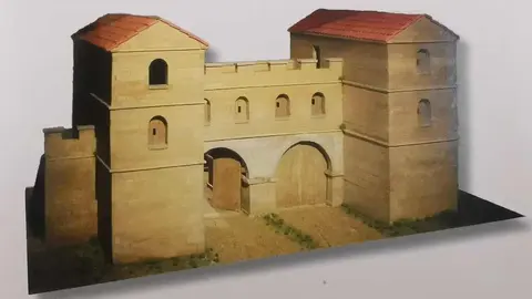 A escasos metros de la Catedral, bajo la calle Obispo Almarcha número 5, se esconde uno de los espacios más fascinantes del patrimonio arqueológico leonés: la cripta de Puerta Obispo. Allí, a varios metros bajo el nivel actual de la ciudad, reposan los restos de la Porta Principalis Sinistra, una de las cuatro puertas del campamento romano fundado en el siglo I d. C.