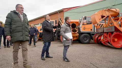 El presidente de la Diputación de León, Gerardo Álvarez Courel, y el vicepresidente, Roberto Aller, presentan el Plan de Vialidad Invernal 25/26. Foto: Campillo