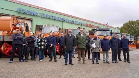 El presidente de la Diputación de León, Gerardo Álvarez Courel, y el vicepresidente, Roberto Aller, presentan el Plan de Vialidad Invernal 25/26. Foto: Campillo