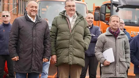 El presidente de la Diputación de León, Gerardo Álvarez Courel, y el vicepresidente, Roberto Aller, presentan el Plan de Vialidad Invernal 25/26. Foto: Campillo