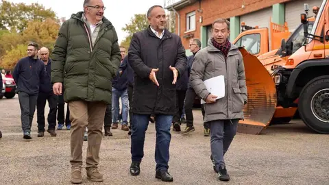 El presidente de la Diputación de León, Gerardo Álvarez Courel, y el vicepresidente, Roberto Aller, presentan el Plan de Vialidad Invernal 25/26. Foto: Campillo