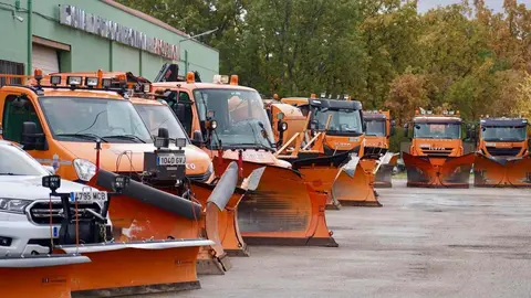 El presidente de la Diputación de León, Gerardo Álvarez Courel, y el vicepresidente, Roberto Aller, presentan el Plan de Vialidad Invernal 25/26. Foto: Campillo