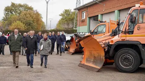 El presidente de la Diputación de León, Gerardo Álvarez Courel, y el vicepresidente, Roberto Aller, presentan el Plan de Vialidad Invernal 25/26