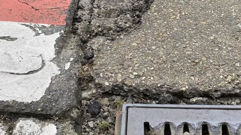 El PP exige al Ayuntamiento de León reparar el acceso al Colegio Agustinos. Los populares reclaman una actuación “urgente” ante los charcos y el mal estado de la calzada y las alcantarillas que dificultan la entrada al centro con lluvia. Fotos: PP municipal