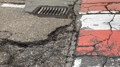 El PP exige al Ayuntamiento de León reparar el acceso al Colegio Agustinos. Los populares reclaman una actuación “urgente” ante los charcos y el mal estado de la calzada y las alcantarillas que dificultan la entrada al centro con lluvia. Fotos: PP municipal