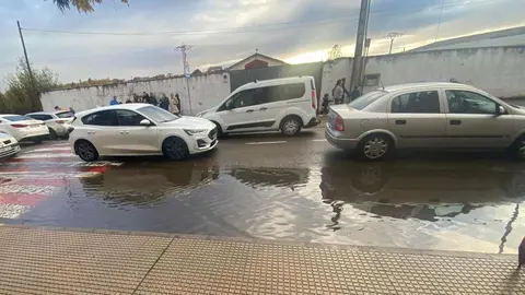 El PP exige al Ayuntamiento de León reparar el acceso al Colegio Agustinos. Los populares reclaman una actuación “urgente” ante los charcos y el mal estado de la calzada y las alcantarillas que dificultan la entrada al centro con lluvia. Fotos: PP municipal