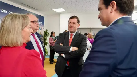 El presidente de la Junta, Alfonso Fernández Mañueco, visitó este martes la Unidad de Afrontamiento Activo del Dolor Crónico del Centro de Salud El Ejido de la capital leonesa. Foto: Campillo