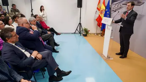El presidente de la Junta, Alfonso Fernández Mañueco, visitó este martes la Unidad de Afrontamiento Activo del Dolor Crónico del Centro de Salud El Ejido de la capital leonesa. Foto: Campillo