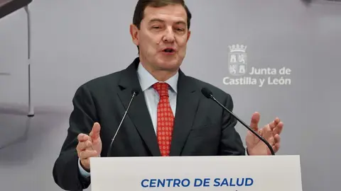 El presidente de la Junta, Alfonso Fernández Mañueco, visitó este martes la Unidad de Afrontamiento Activo del Dolor Crónico del Centro de Salud El Ejido de la capital leonesa. Foto: Campillo