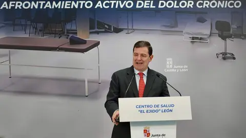 El presidente de la Junta, Alfonso Fernández Mañueco, visitó este martes la Unidad de Afrontamiento Activo del Dolor Crónico del Centro de Salud El Ejido de la capital leonesa. Foto: Campillo