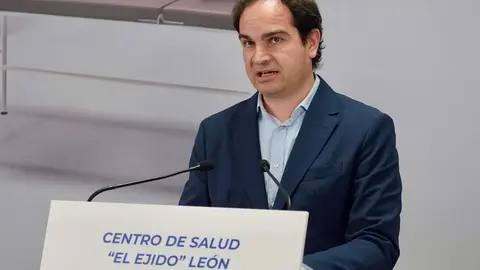 El presidente de la Junta, Alfonso Fernández Mañueco, visitó este martes la Unidad de Afrontamiento Activo del Dolor Crónico del Centro de Salud El Ejido de la capital leonesa. Foto: Campillo
