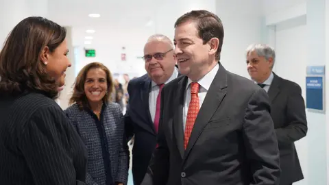 El presidente de la Junta, Alfonso Fernández Mañueco, visitó este martes la Unidad de Afrontamiento Activo del Dolor Crónico del Centro de Salud El Ejido de la capital leonesa. Foto: Campillo