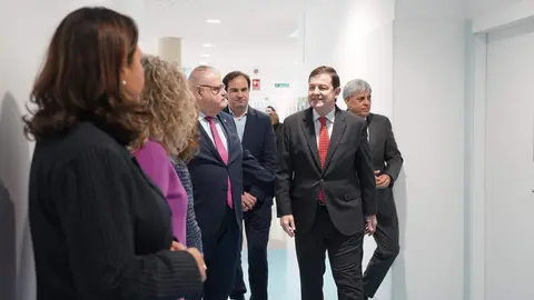 El presidente de la Junta, Alfonso Fernández Mañueco, visitó este martes la Unidad de Afrontamiento Activo del Dolor Crónico del Centro de Salud El Ejido de la capital leonesa. Foto: Campillo