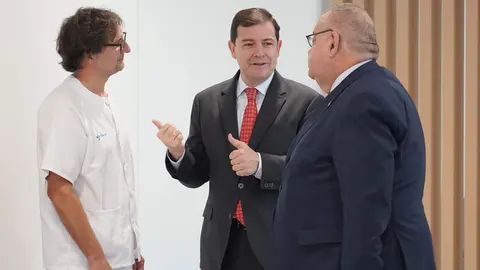 El presidente de la Junta, Alfonso Fernández Mañueco, visitó este martes la Unidad de Afrontamiento Activo del Dolor Crónico del Centro de Salud El Ejido de la capital leonesa. Foto: Campillo