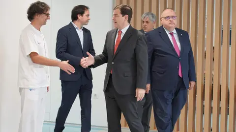 El presidente de la Junta, Alfonso Fernández Mañueco, visitó este martes la Unidad de Afrontamiento Activo del Dolor Crónico del Centro de Salud El Ejido de la capital leonesa. Foto: Campillo