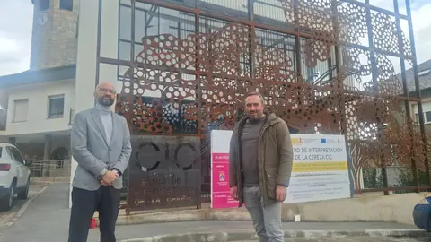 El subdelegado del Gobierno en León, Héctor Aláiz, visitó este martes Corullón junto al alcalde para conocer los proyectos financiados con fondos estatales y europeos. Foto: Gob. España