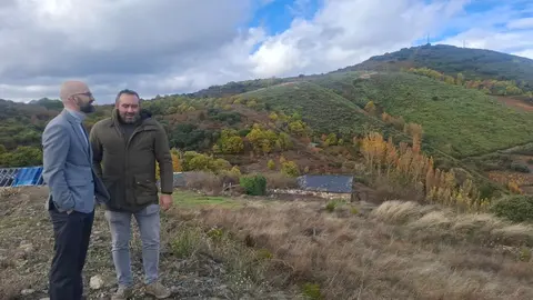 El subdelegado del Gobierno en León, Héctor Aláiz, visitó este martes Corullón junto al alcalde para conocer los proyectos financiados con fondos estatales y europeos. Foto: Gob. España