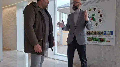 El subdelegado del Gobierno en León, Héctor Aláiz, visitó este martes Corullón junto al alcalde para conocer los proyectos financiados con fondos estatales y europeos. Foto: Gob. España