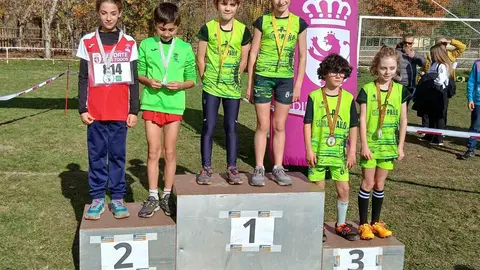 La Escuela de Atletismo de Santa María del Páramo triunfa en el Cross de Boñar. Los jóvenes deportistas lograron 16 medallas en la primera prueba de los Juegos Escolares de la Diputación de León.