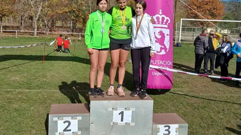 La Escuela de Atletismo de Santa María del Páramo triunfa en el Cross de Boñar. Los jóvenes deportistas lograron 16 medallas en la primera prueba de los Juegos Escolares de la Diputación de León.