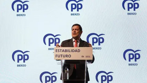El presidente del PP de Castilla y León, Alfonso Fernández Mañueco, clausura un acto con alcaldes y portavoces de la formación ‘popular’ en El Bierzo. Foto: César Sánchez