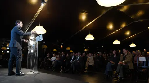 El presidente del PP de Castilla y León, Alfonso Fernández Mañueco, clausura un acto con alcaldes y portavoces de la formación ‘popular’ en El Bierzo. Foto: César Sánchez