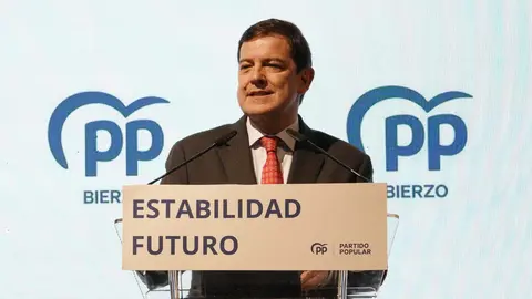 El presidente del PP de Castilla y León, Alfonso Fernández Mañueco, clausura un acto con alcaldes y portavoces de la formación ‘popular’ en El Bierzo. Foto: César Sánchez