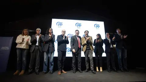 El presidente del PP de Castilla y León, Alfonso Fernández Mañueco, clausura un acto con alcaldes y portavoces de la formación ‘popular’ en El Bierzo. Foto: César Sánchez