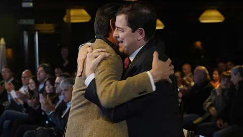 El presidente del PP de Castilla y León, Alfonso Fernández Mañueco, clausura un acto con alcaldes y portavoces de la formación ‘popular’ en El Bierzo. Foto: César Sánchez