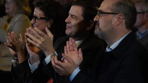 El presidente del PP de Castilla y León, Alfonso Fernández Mañueco, clausura un acto con alcaldes y portavoces de la formación ‘popular’ en El Bierzo. Foto: César Sánchez
