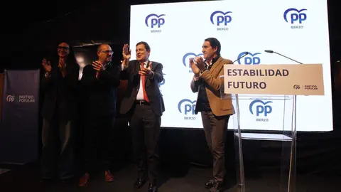 El presidente del PP de Castilla y León, Alfonso Fernández Mañueco, clausura un acto con alcaldes y portavoces de la formación ‘popular’ en El Bierzo. Foto: César Sánchez