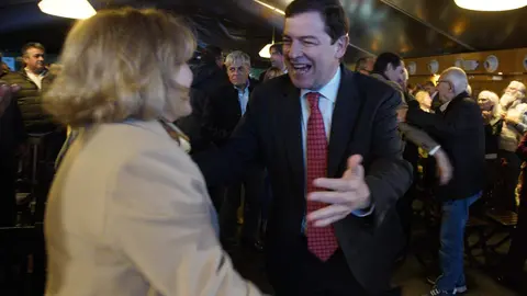 El presidente del PP de Castilla y León, Alfonso Fernández Mañueco, clausura un acto con alcaldes y portavoces de la formación ‘popular’ en El Bierzo. Foto: César Sánchez