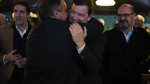 El presidente del PP de Castilla y León, Alfonso Fernández Mañueco, clausura un acto con alcaldes y portavoces de la formación ‘popular’ en El Bierzo. Foto: César Sánchez