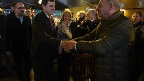 El presidente del PP de Castilla y León, Alfonso Fernández Mañueco, clausura un acto con alcaldes y portavoces de la formación ‘popular’ en El Bierzo. Foto: César Sánchez