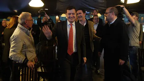 El presidente del PP de Castilla y León, Alfonso Fernández Mañueco, clausura un acto con alcaldes y portavoces de la formación ‘popular’ en El Bierzo. Foto: César Sánchez