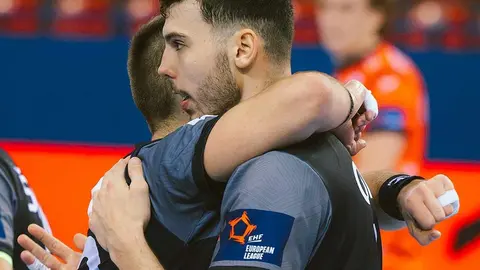 El Abanca Ademar con claridad ante el RK Partizan (25-18) en un partido disputado a puerta cerrada, marcado por la falta de gol y un guardameta serbio impenetrable. En la imagen, un lance del partido.1)