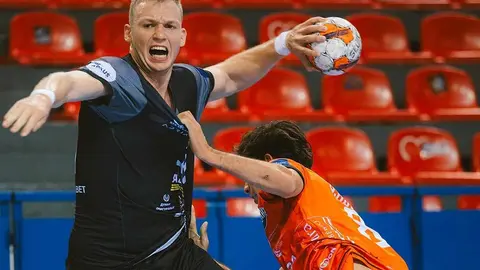 El Abanca Ademar con claridad ante el RK Partizan (25-18) en un partido disputado a puerta cerrada, marcado por la falta de gol y un guardameta serbio impenetrable. En la imagen, un lance del partido.