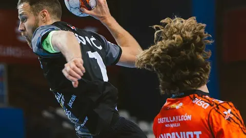 El Abanca Ademar con claridad ante el RK Partizan (25-18) en un partido disputado a puerta cerrada, marcado por la falta de gol y un guardameta serbio impenetrable. En la imagen, un lance del partido.