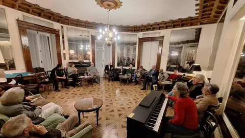 La Casa de León celebró una nueva edición de su ciclo Conversaciones en la Casa, que tuvo como invitado al escritor José Antonio Llamas Fernández, una de las voces más reconocidas de la literatura leonesa contemporánea.