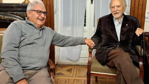 La Casa de León celebró una nueva edición de su ciclo Conversaciones en la Casa, que tuvo como invitado al escritor José Antonio Llamas Fernández, una de las voces más reconocidas de la literatura leonesa contemporánea.