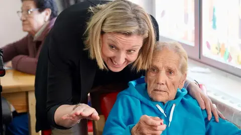 La vicepresidenta de la Junta y consejera de Familia e Igualdad de Oportunidades, Isabel Blanco, visita las obras realizadas para la ampliación del Centro de Día ''AFA La Bañeza''. Foto: Campillo.