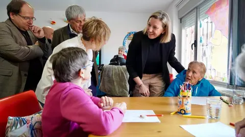 La vicepresidenta de la Junta y consejera de Familia e Igualdad de Oportunidades, Isabel Blanco, visita las obras realizadas para la ampliación del Centro de Día ''AFA La Bañeza''. Foto: Campillo.