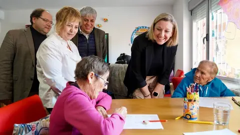 La vicepresidenta de la Junta y consejera de Familia e Igualdad de Oportunidades, Isabel Blanco, visita las obras realizadas para la ampliación del Centro de Día ''AFA La Bañeza''. Foto: Campillo.