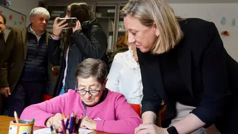 La vicepresidenta de la Junta y consejera de Familia e Igualdad de Oportunidades, Isabel Blanco, visita las obras realizadas para la ampliación del Centro de Día ''AFA La Bañeza''. Foto: Campillo.