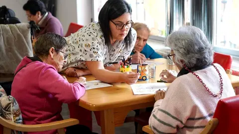 La vicepresidenta de la Junta y consejera de Familia e Igualdad de Oportunidades, Isabel Blanco, visita las obras realizadas para la ampliación del Centro de Día ''AFA La Bañeza''. Foto: Campillo.