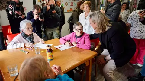 La vicepresidenta de la Junta y consejera de Familia e Igualdad de Oportunidades, Isabel Blanco, visita las obras realizadas para la ampliación del Centro de Día ''AFA La Bañeza''. Foto: Campillo.
