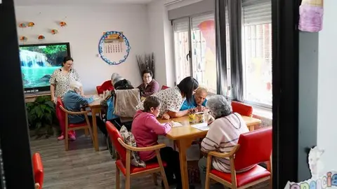 La vicepresidenta de la Junta y consejera de Familia e Igualdad de Oportunidades, Isabel Blanco, visita las obras realizadas para la ampliación del Centro de Día ''AFA La Bañeza''. Foto: Campillo.