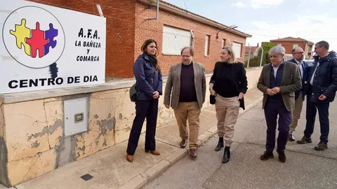 La vicepresidenta de la Junta y consejera de Familia e Igualdad de Oportunidades, Isabel Blanco, visita las obras realizadas para la ampliación del Centro de Día ''AFA La Bañeza''. Foto: Campillo.